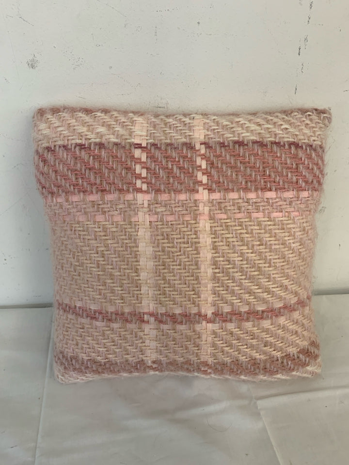 TWO TONE PINK KNITTED PILLOW.