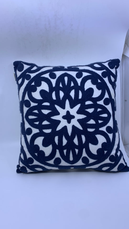 WHITE PILLOW W/ NAVY WOVEN PATTERN PILLOW ALYSHEER.