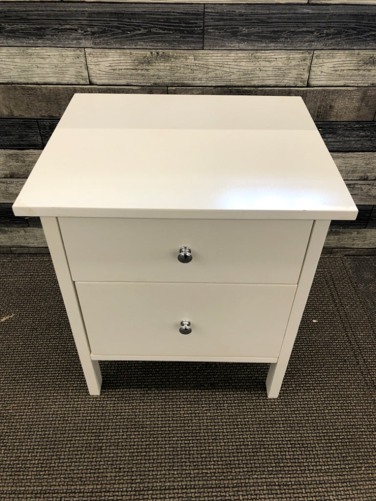 2-DRAWER WHITE SIDE TABLE.