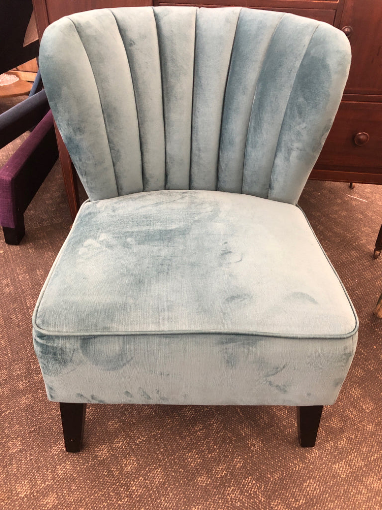 TEAL RIBBED BACK VELOUR ACCENT CHAIR.