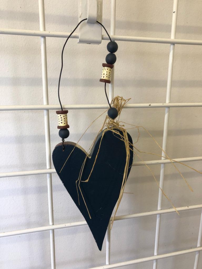 PRIMITIVE FLAG HEART CUTOUT WALL HANGING.