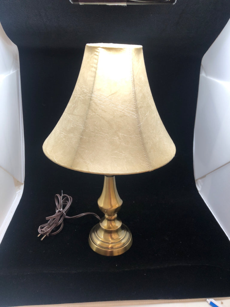 SM BRASS LAMP W/FAUX LEATHER SHADE.