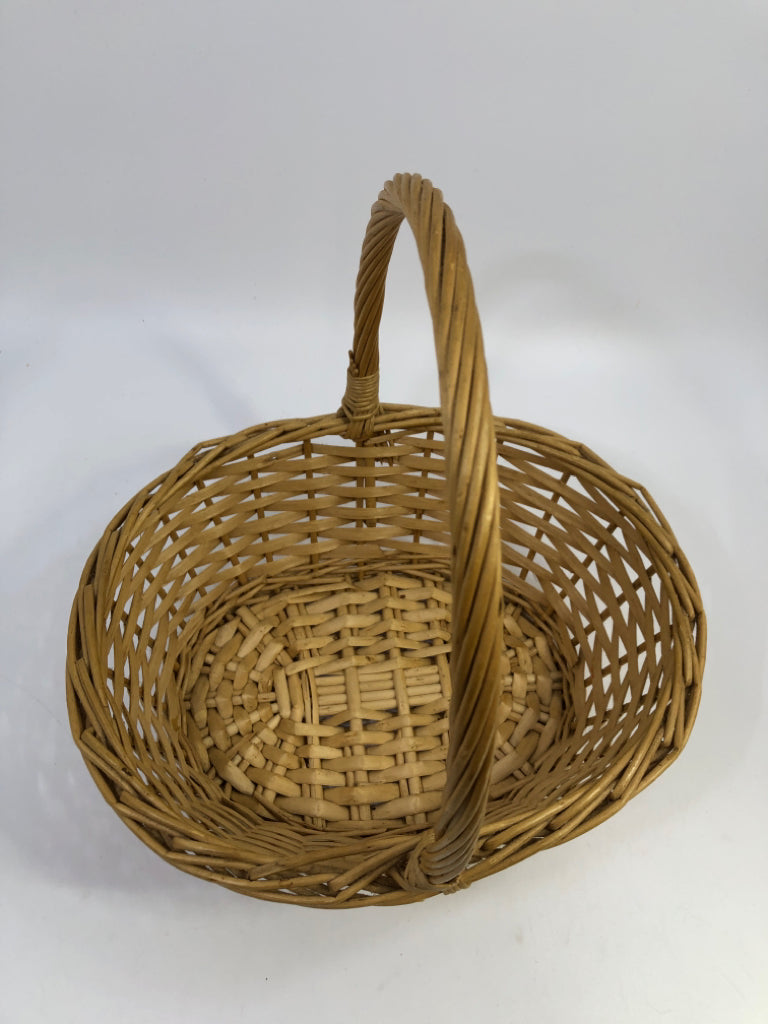 OVAL WOVEN BASKET W/ HANDLE.
