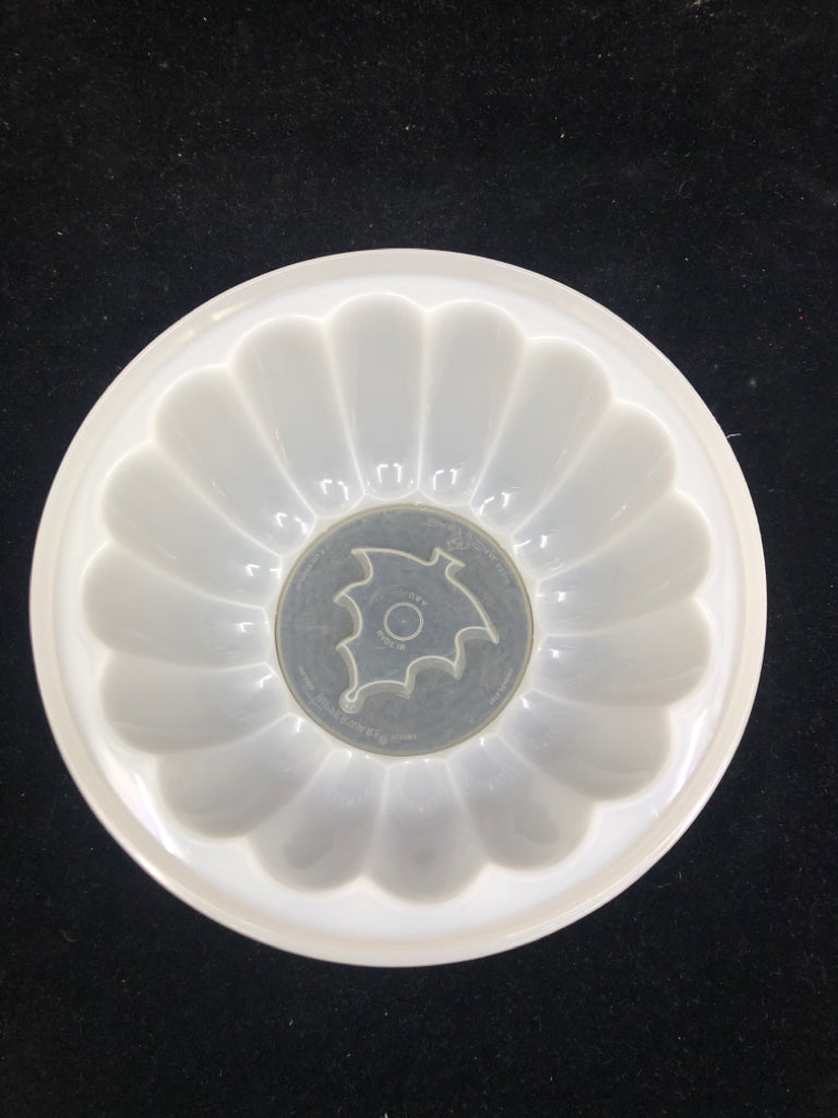 VTG TUPPERWARE JELLO MOLD.