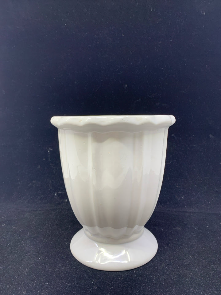 WHITE PEDESTAL URN VASE.