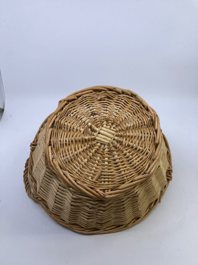 SMALL ROUND BASKET W/HANDLES.