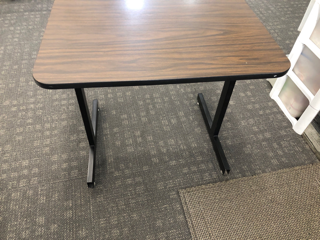 BROWN AND BLACK METAL COMPUTER DESK.