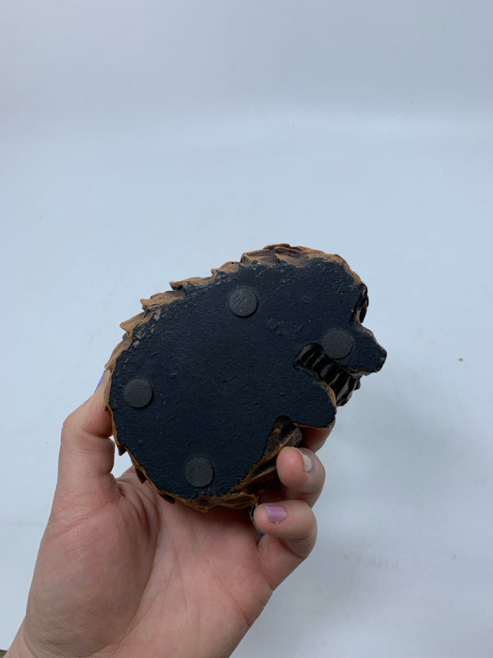 RESIN TEXTURED FOX TEA LIGHT HOLDER.