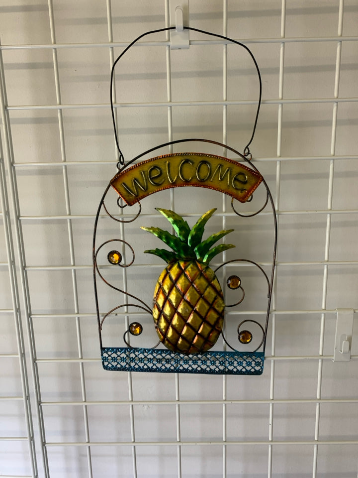 METAL WIRE PINEAPPLE HANGING WELCOME SIGN.