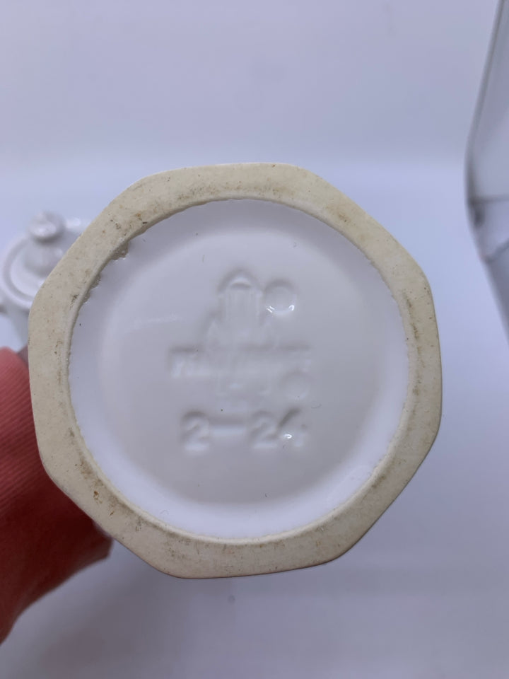 WHITE CREAMER/SUG SET.