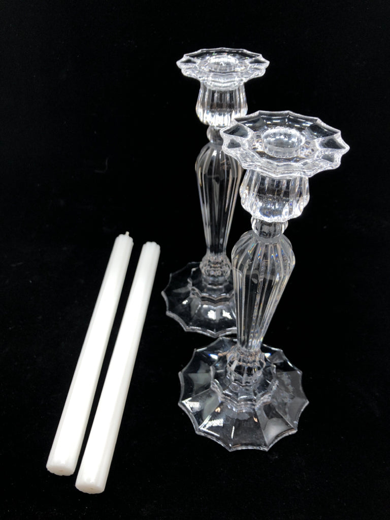 2 GLASS TAPER CANDLESTICKS W/WHITE CANDLES.