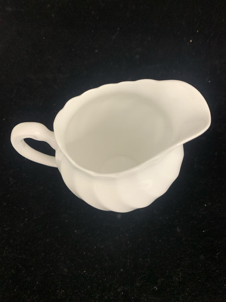 VTG SMALL WHITE SLIGHT RIB CREAMER.