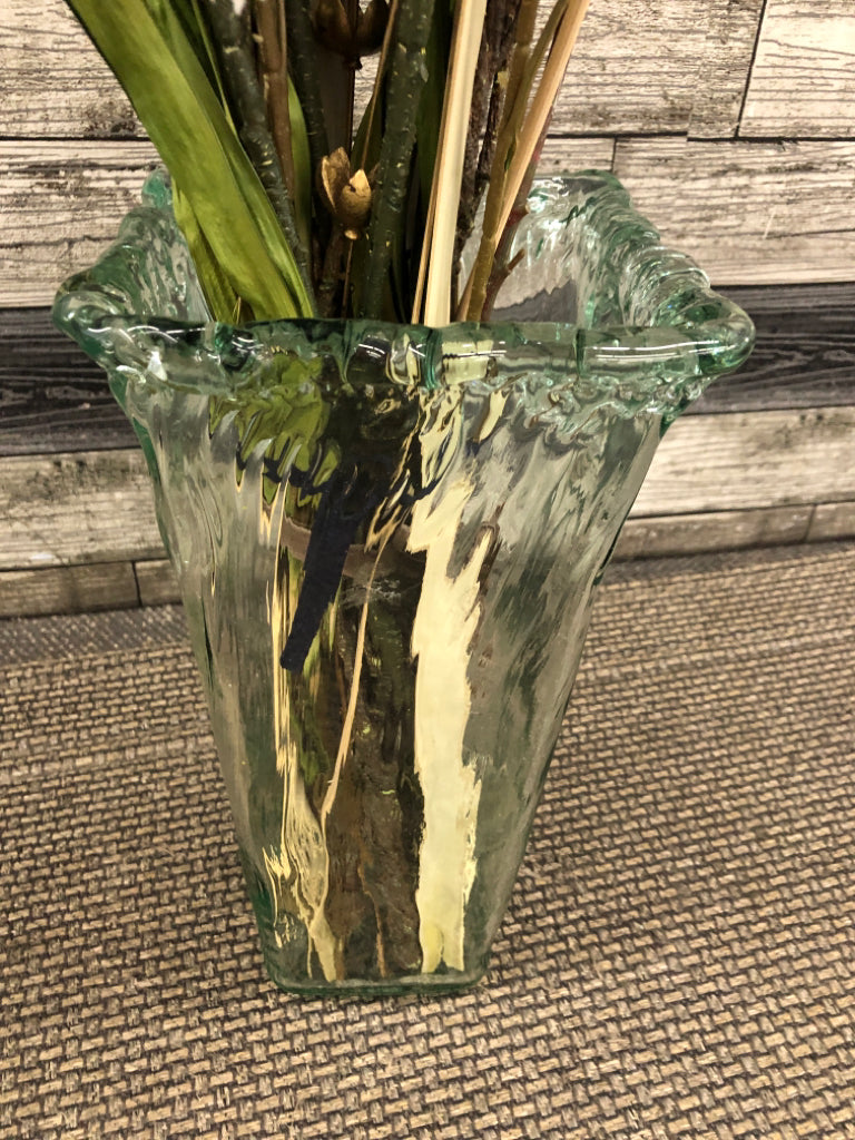 BLUEBERRY FLORAL ARRANGEMENT IN GLASS VASE.