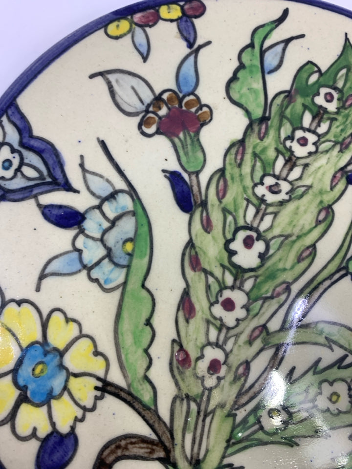 PAINTED CERAMIC TRIVET W/GREEN LEAF DESIGN.