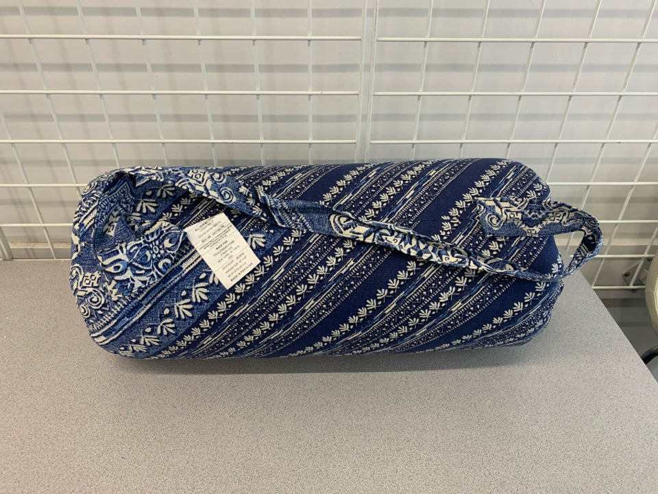 NWT BLUE PATTERNED TWIN/TWIN XL COMFORTER SET W/LAUNDRY BAG.