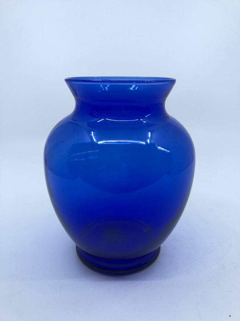 SHORT COBALT BLUE VASE.