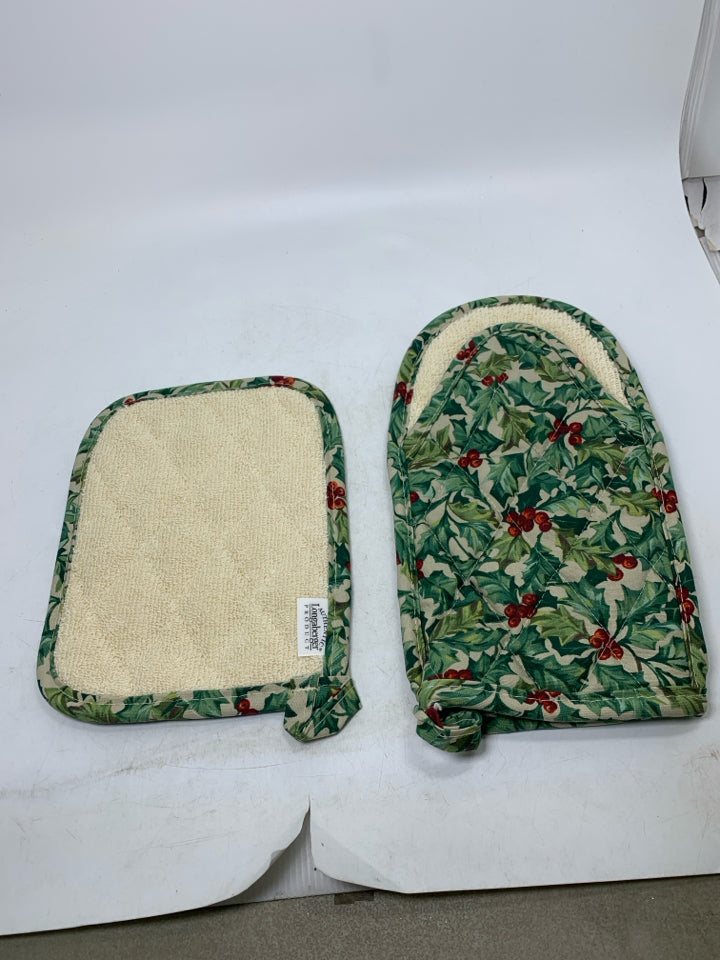 2 HOLLY PATTERN QUILTED MITT/TRIVET.