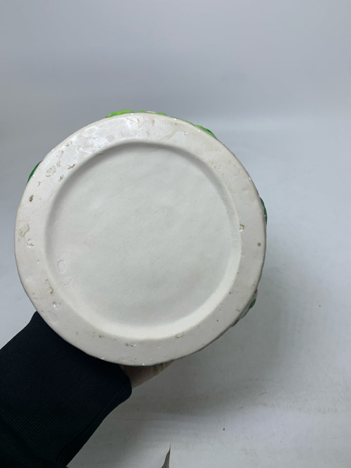 2 SNOWMEN HOLDING HANDS SPINNING CERAMIC MUSIC BOX.