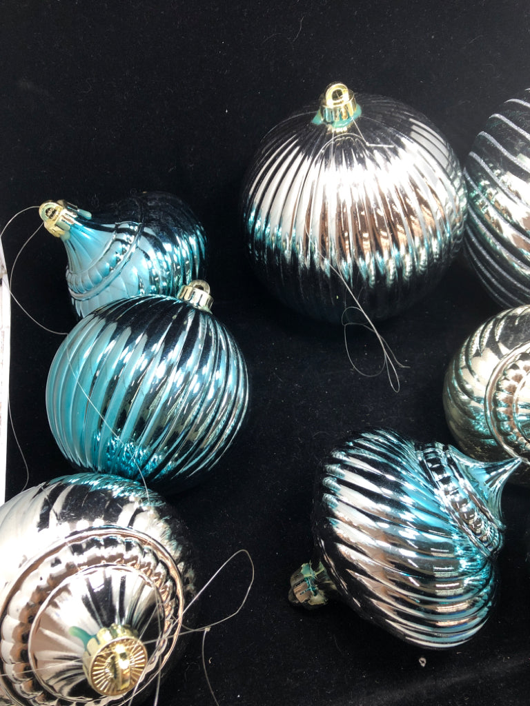 8 LG BLUE/SILVER OUTDOOR ORNAMENTS IN BAG.