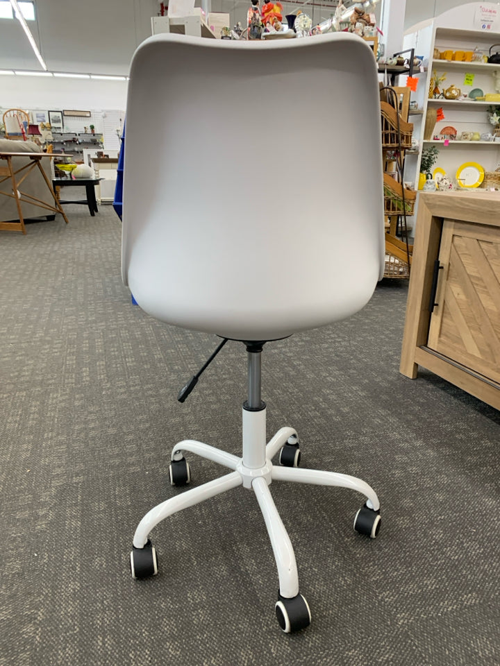 WHITE DESK CHAIR W/ WHEELS.