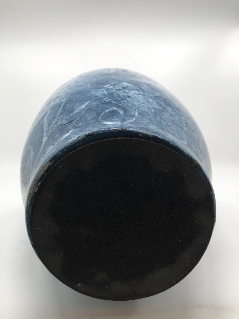BLUE TERRA COTTA SHORT NECK VASE W/ HANDLE W/ FLORAL DESIGN.