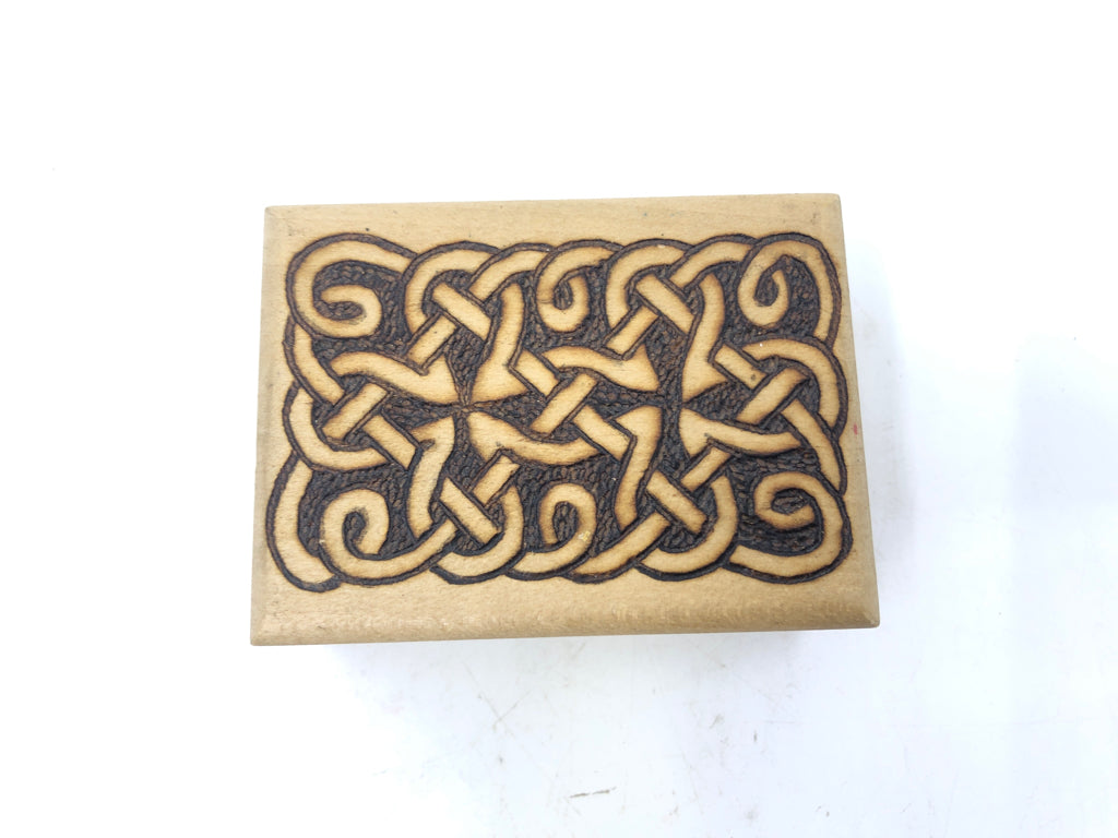 SMALL WOOD BOX W/ BURNED DESIGN.