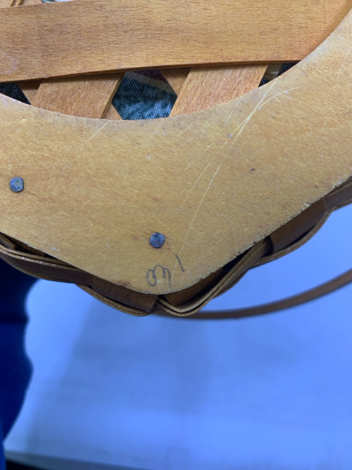 1997 CHRISTMAS ADDITION SNOWFLAKE BASKET W/ LINER & PROTECTOR HEXAGON.