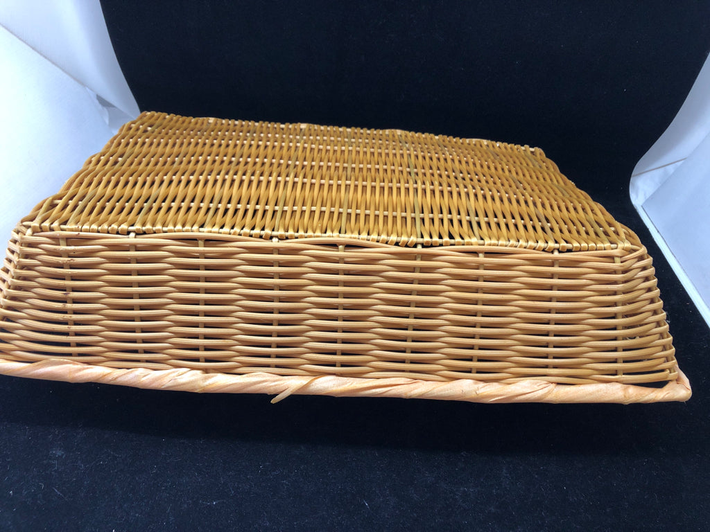 BLONDE WICKER BASKET TRAY W/HANDLES.