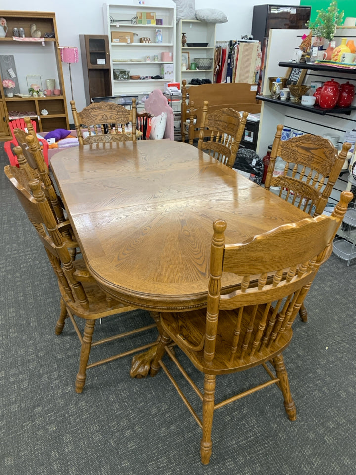 OVAL SOLID OAK DINING TABLE W/ 6 SPINDLE BACK CHAIRS.