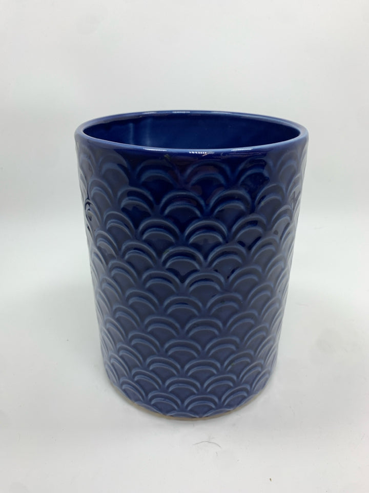 BLUE CERAMIC UTENSIL CROC W/EMBOSSED HALF CIRCLES.