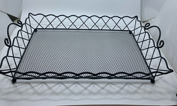 BLACK METAL TRAY W/HANDLES.