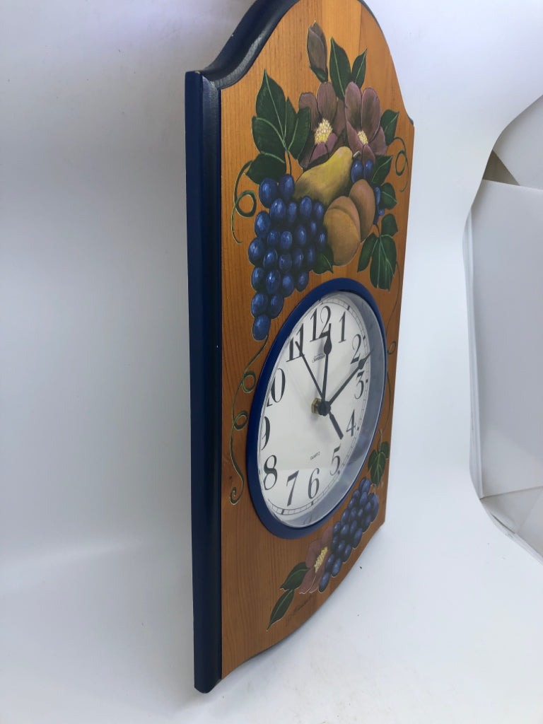 VTG WOOD FRUIT DESIGN CLOCK.