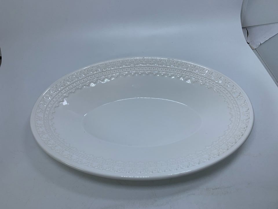 WHITE OVAL SERVING BOWL W/ TEXTURED EDGE.