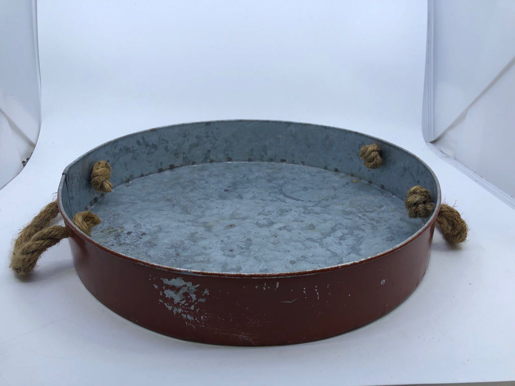 ROUND METAL TRAY W ROPE HANDLES.