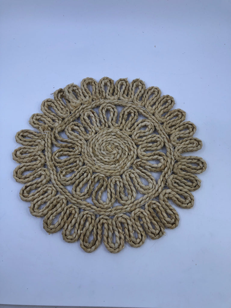 BLONDE WOVEN TRIVET.