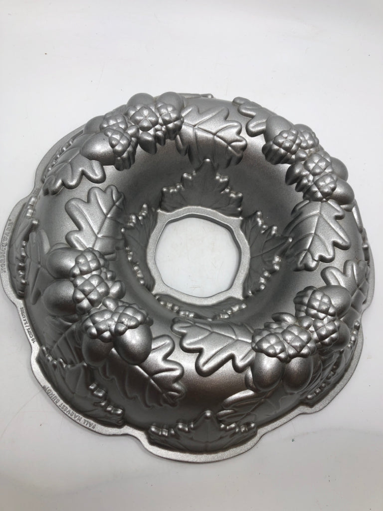FALL HARVEST BUNDT PAN CAST ALUMINUM.