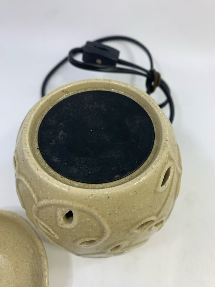 CREAM W/EMBOSSED LEAVES YANKEE CANDLE WAX WARMER.