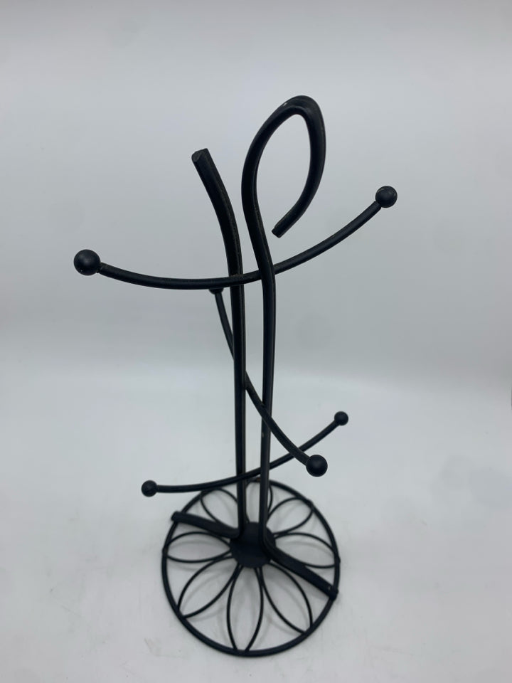 BLACK METAL MUG STAND.
