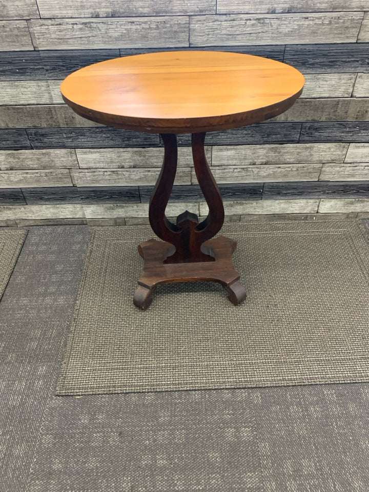 VTG BLONDE WOOD OVAL TOP W/ DARK BOTTOM LEGS.