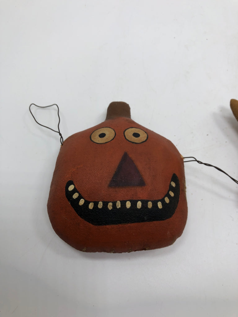 PRIMITIVE CAT AND PUMPKIN WOOD GARLAND.