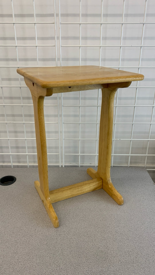 SM LIGHT WOOD PLANT STAND.