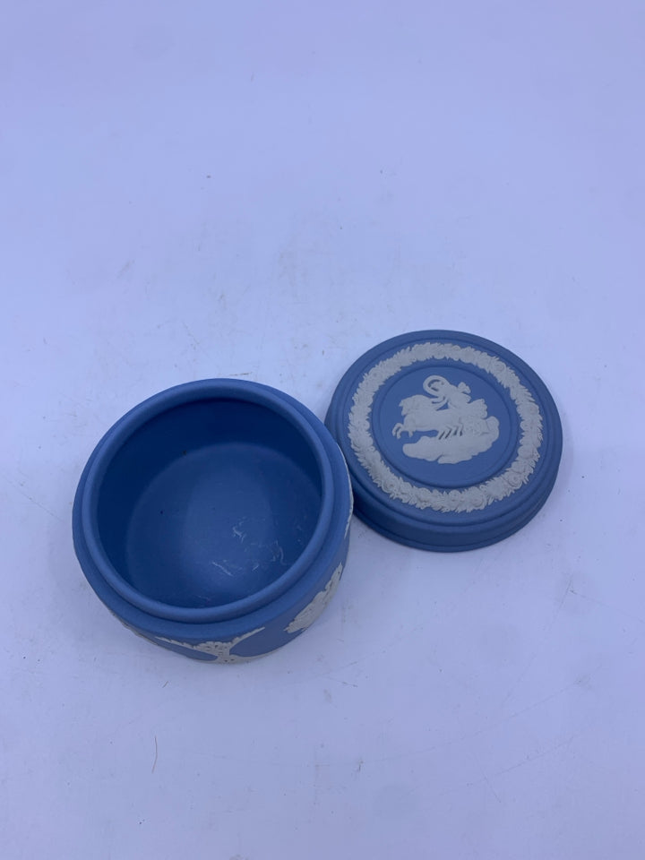 VTG JASPERWARE SMALL COVERED TRINKET BOX.