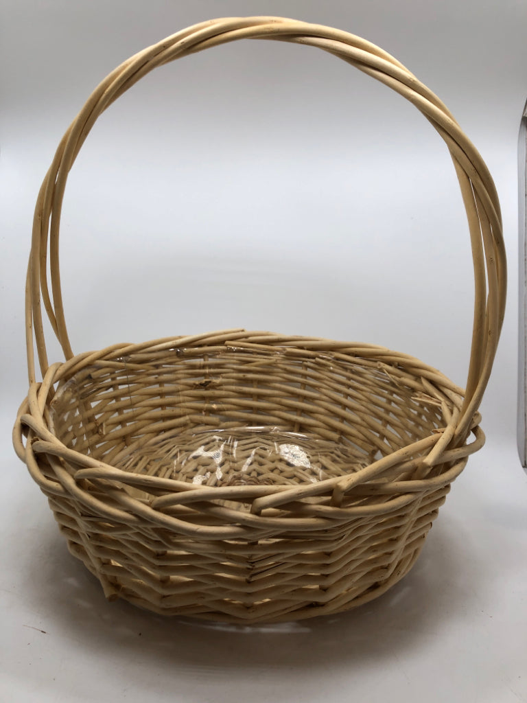 WICKER BASKET W/LARGE HANDLE AND PLASTIC LINER.