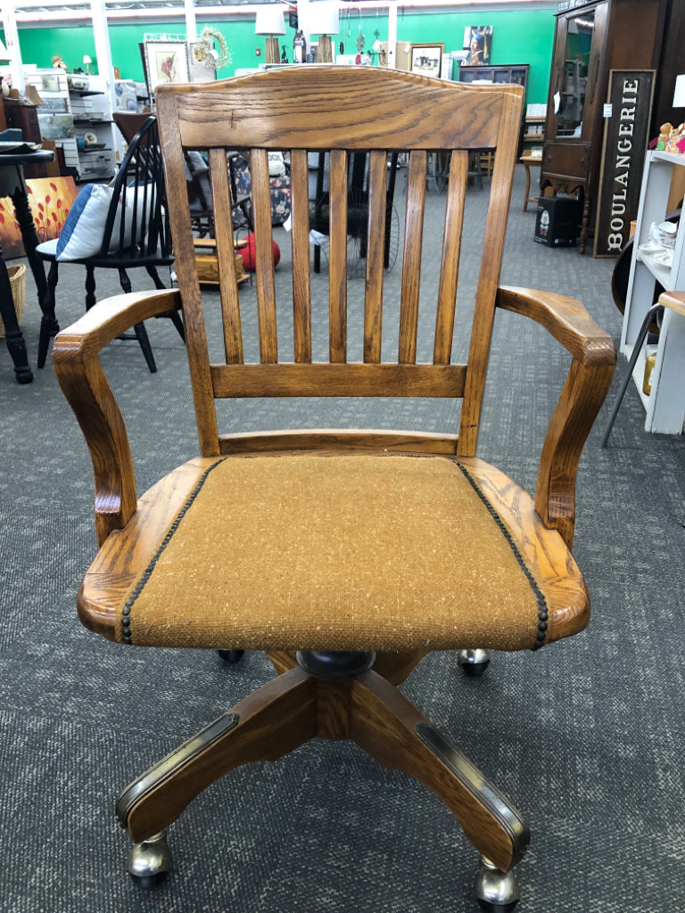 VTG OAK WOOD OFFICE CHAIR.