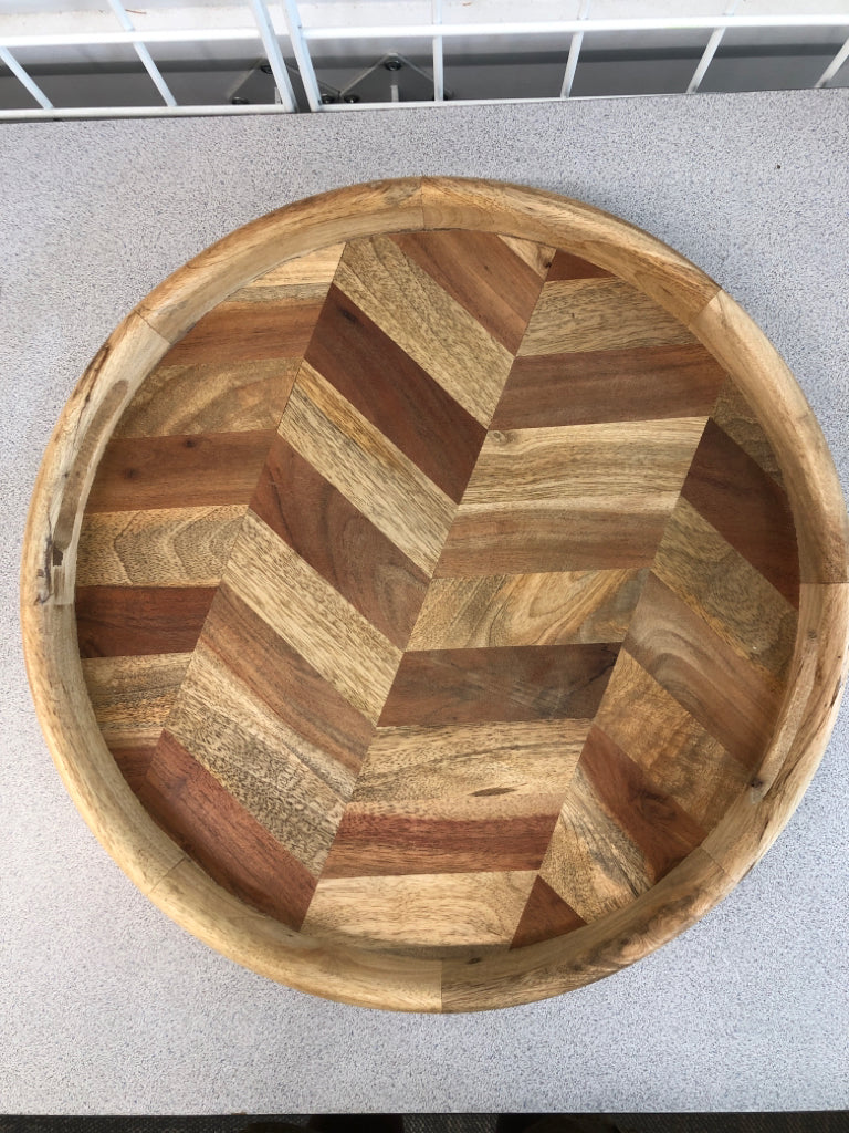 CHEVRON GRAIN ROUND WOODEN TRAY.
