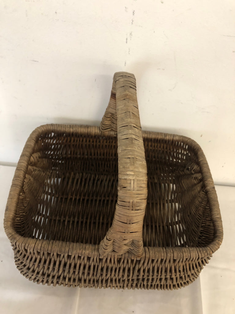 DARK WOVEN BASKET RECTANGLE W HANDLE.