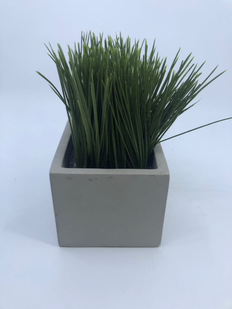 FAUX GRASS IN SQUARE PLANTER.