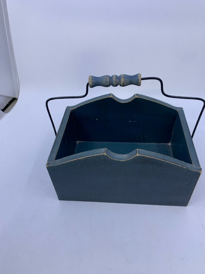 BLUE TOWEL WOOD BASKET W/ HANDLE.
