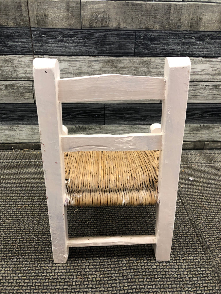 SMALL KIDS CHAIR W WICKER.