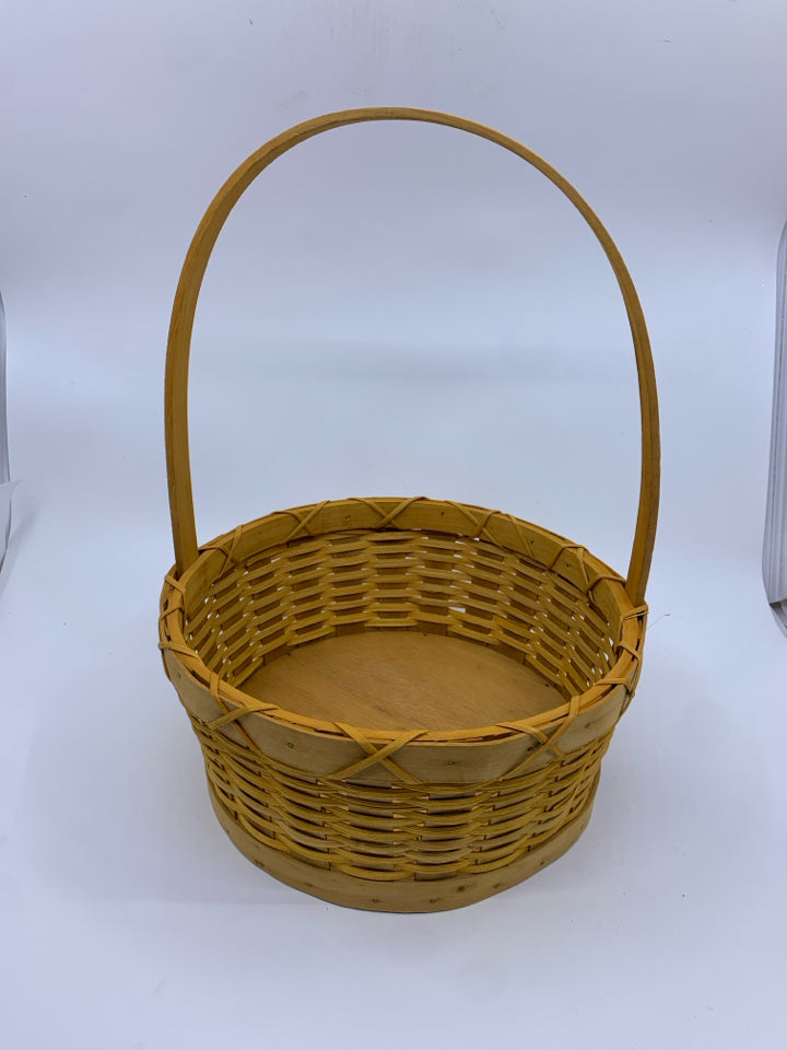 FLAT BASKET W/HANDLE.